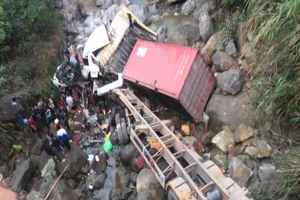 Container, xe tải lao xuống suối, 4 người bị thương