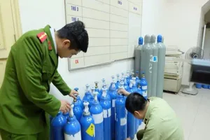 Phát hiện 40 bình khí cười trên phố cổ