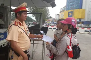 Cảnh sát giao thông giúp hai mẹ con bị xe ôm lừa