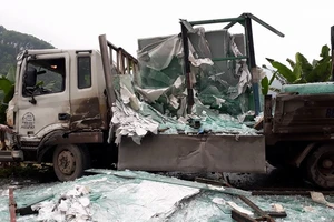 Ô tô khách va xe chở kính, 5 người bị thương 