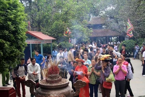 Mặc váy ngắn không được lên đền Hùng