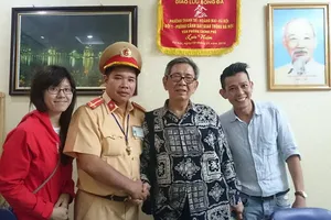 CSGT giúp đỡ người đàn ông nước ngoài đi lạc