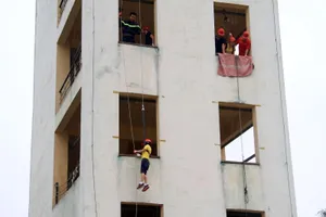 Lính cứu hỏa ‘nhí’ bật tường đu dây, vác vòi chữa cháy