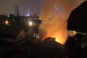 Gara ô tô chìm trong biển lửa lúc nửa đêm