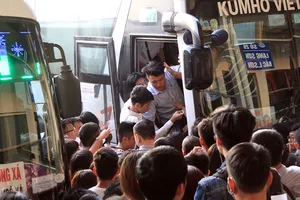 Bến xe đông nghịt người trong dịp nghỉ lễ