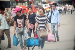 Người dân lỉnh kỉnh đổ về thủ đô sau dịp nghỉ lễ