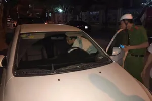 Thấy xe vắng chủ đậu ven đường, tự ý leo lên... lái thử