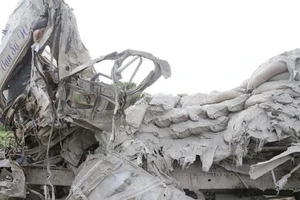 Ô tô đấu đầu, hai tài xế tử vong