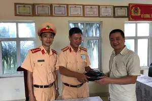 CSGT trả lại tài sản giá trị cho người đánh rơi