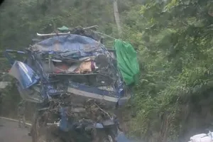 Xe tải lao vào vách núi, hai người chết tại chỗ