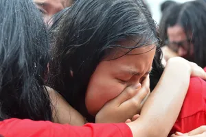 Nghẹn ngào dưới mưa trong lễ bế giảng