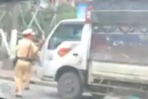 Thực hư clip xe tải ép lùi CSGT để thoát thân