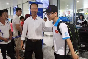 Nam sinh 'cánh tay robot' về nước trong hạnh phúc