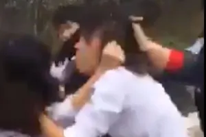 Đánh nhau ngay trước cổng trường trong ngày bế giảng