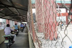 Người dân hào hứng khi đi xe máy qua 'hầm sắt' 