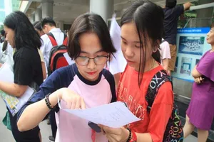 Thí sinh nhăn mặt với đề thi toán trường chuyên