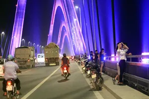 Bất chấp nguy hiểm, người dân lên cầu hóng gió buổi tối