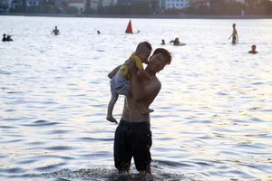 Người dân đua nhau tắm hồ Tây trong đợt nắng nóng