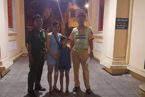 Bé 8 tuổi nhờ lực lượng 141 tìm người thân