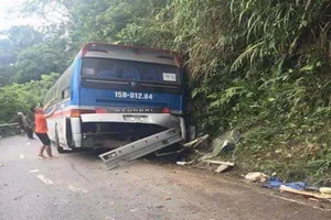 Xe chở hàng chục học sinh đi du lịch bị tai nạn