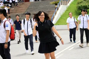 TS hớn hở bước ra khỏi phòng thi môn ngữ văn