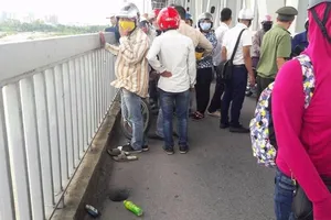 Thanh niên nghi uống thuốc diệt cỏ rồi nhảy sông Hồng