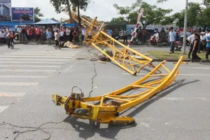 Sập cần cẩu, 2 công nhân tử vong