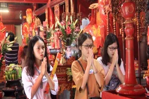 Sĩ tử tấp nập tới Văn Miếu cầu may thi THPT quốc gia