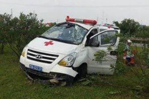 Xe cứu thương bất ngờ mất lái, 3 người nhập viện