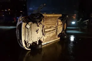 Va dải phân cách, ô tô lộn nhiều vòng trên đường