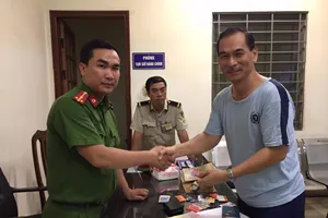 Chiến sĩ công an nhặt ví tiền, trả lại người nước ngoài