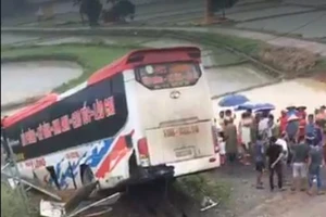 Xe khách mất lái trên cao tốc, 13 người bị thương