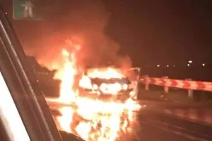 Xế hộp bốc cháy dữ dội trong đêm