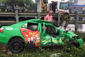 Băng qua đường tàu, taxi bị kéo lê 20 m