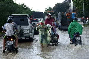 Hà Nội: dịch vụ 'cứu hộ' kiếm bộn tiền nhờ ngập