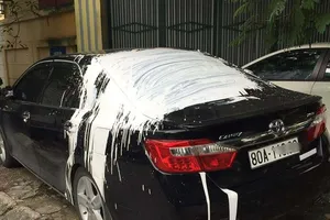 Xế hộp biển 80A bị dính đầy sơn trắng trên nóc