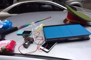 Ô tô chở ma túy bỏ chạy tông nhiều người trên phố