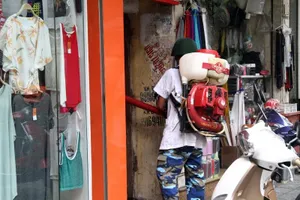 Huy động bộ đội phun hóa chất diệt muỗi