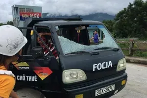 Xe tải đang chạy bị ném gạch vỡ kính