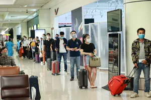Những hành khách đầu tiên từ sân bay Nội Bài vào TP.HCM