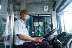 Chùm ảnh: Những chiếc xe buýt ở Hà Nội nổ máy sẵn sàng cho ngày hoạt động lại