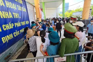 Cận cảnh cưỡng chế ngăn đôi tòa nhà 6 tầng vụ 'thi hành án lùm xùm'