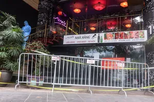 Cận cảnh nhà hàng ăn uống bị phong tỏa do phát hiện 4 F0 ở Hà Nội