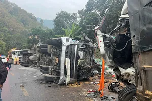 Ô tô tải tông xe đầu kéo, 4 người thương vong