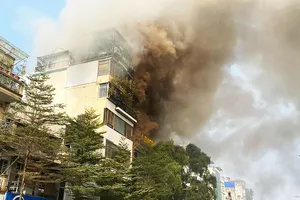 Cháy nhà 2 tầng nằm cạnh ngân hàng, nhiều người hoảng loạn 