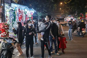 Hà Nội: Nhiều người bồng bế con nhỏ đổ về phố Hàng Mã đêm Noel