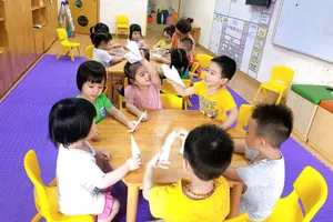 Trẻ nghỉ học quá lâu, phụ huynh vật vã vừa làm vừa trông con