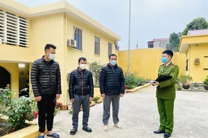 Khởi tố 2 cán bộ ‘làm luật’ xe hàng chờ xuất sang Trung Quốc 