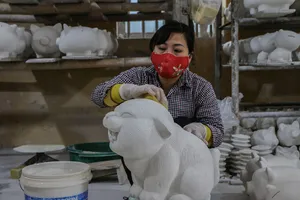 Hà Nội: Làng gốm Bát Tràng tất bật 'nặn' hổ cuối năm