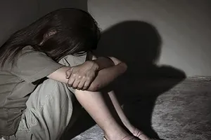 Bé gái chưa đủ 13 tuổi bỏ nhà đến ở với bạn trai quen qua mạng